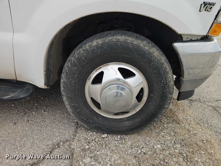 image for item EO7160 2002 Ford F350 Crew Cab utility bed pickup truck