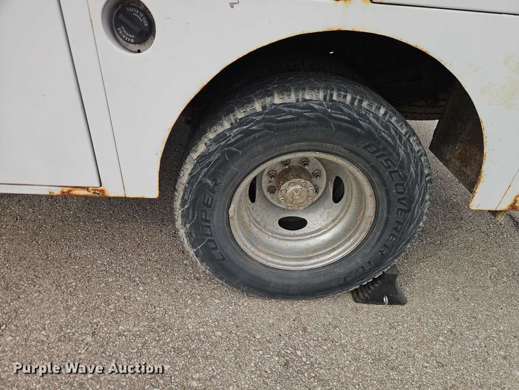 image for item EO7160 2002 Ford F350 Crew Cab utility bed pickup truck