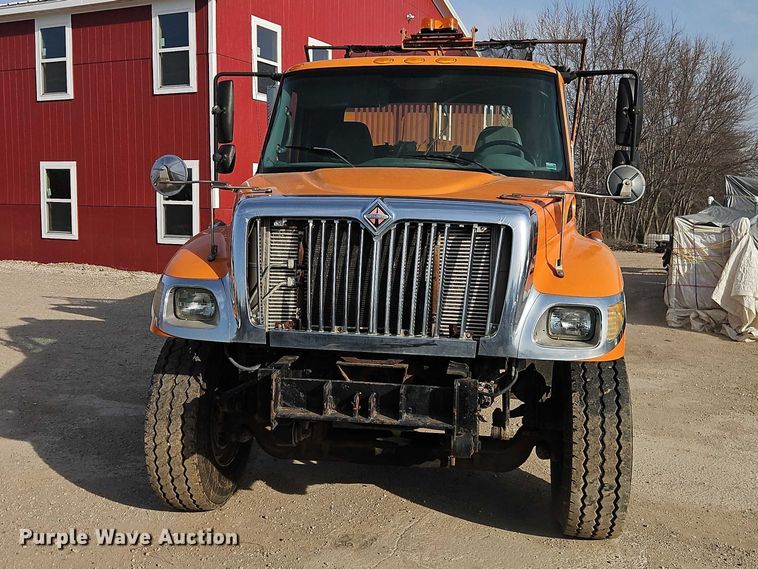 image for item EO7165 2003 International 7400 dump truck