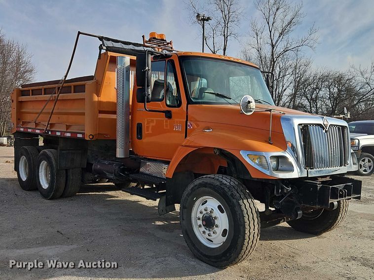 image for item EO7165 2003 International 7400 dump truck