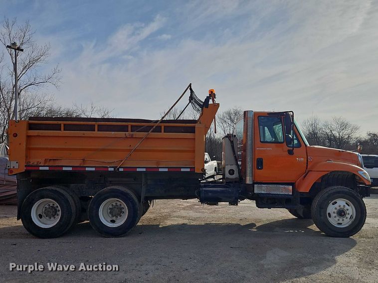 image for item EO7165 2003 International 7400 dump truck