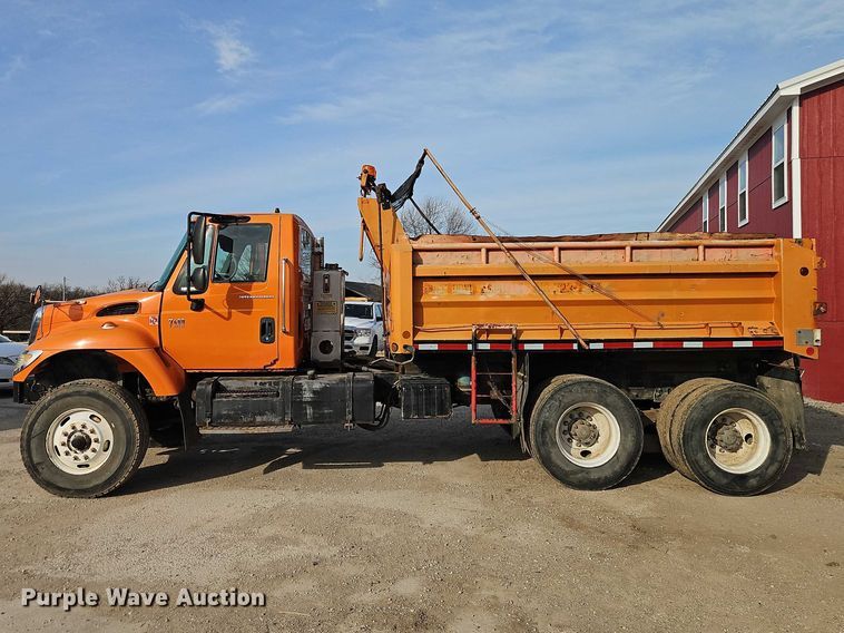 image for item EO7165 2003 International 7400 dump truck