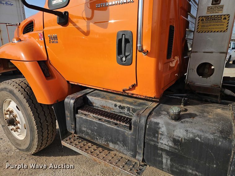 image for item EO7165 2003 International 7400 dump truck