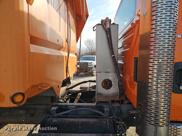 image for item EO7165 2003 International 7400 dump truck