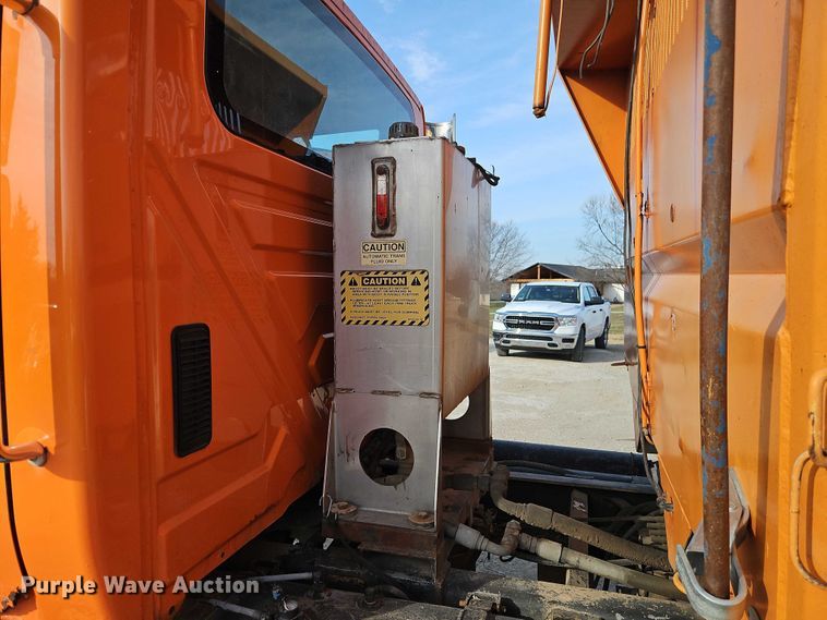 image for item EO7165 2003 International 7400 dump truck