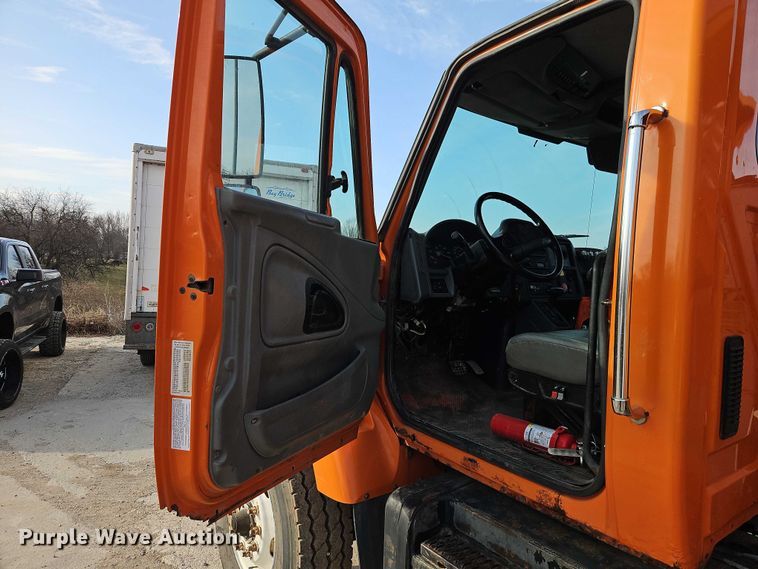 image for item EO7165 2003 International 7400 dump truck