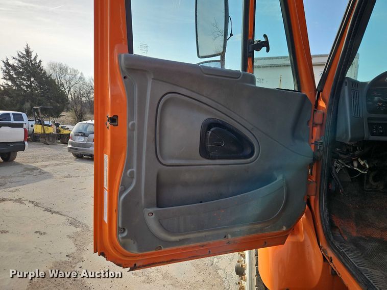 image for item EO7165 2003 International 7400 dump truck