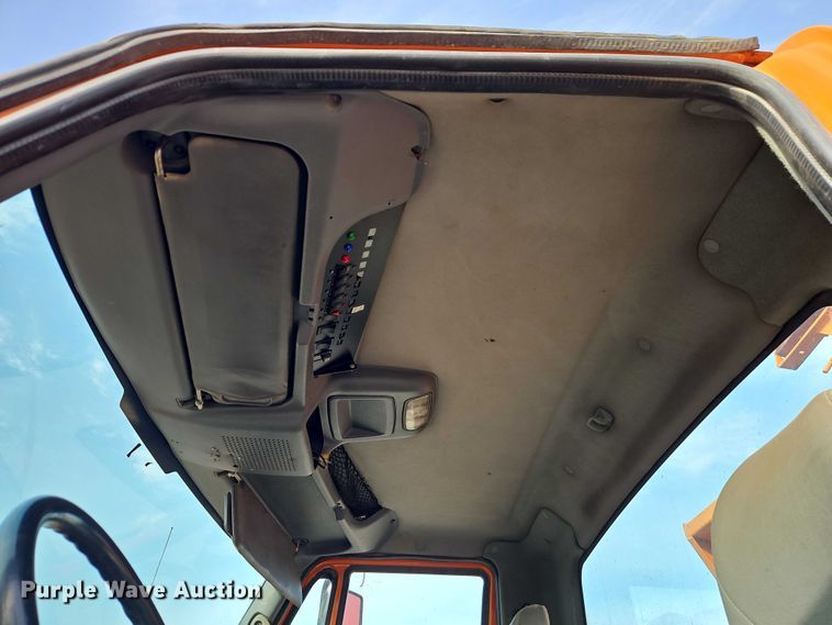 image for item EO7165 2003 International 7400 dump truck