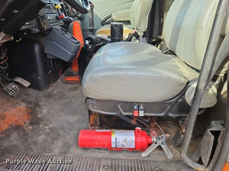 image for item EO7165 2003 International 7400 dump truck