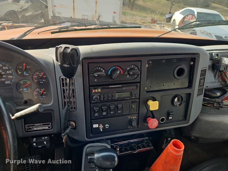 image for item EO7165 2003 International 7400 dump truck