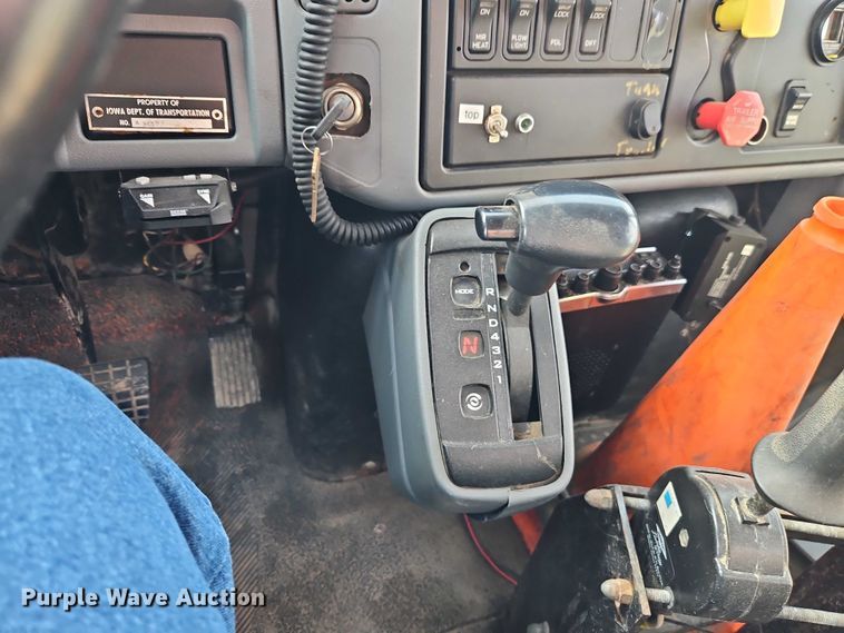 image for item EO7165 2003 International 7400 dump truck