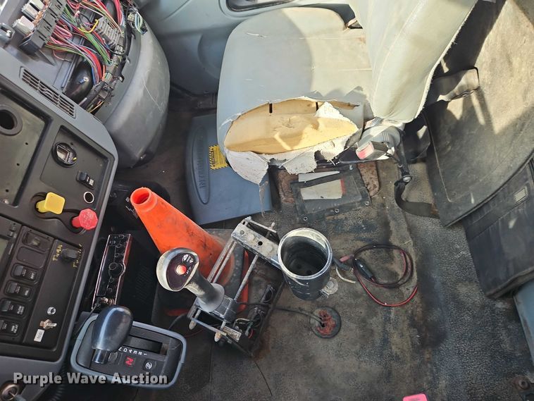 image for item EO7165 2003 International 7400 dump truck