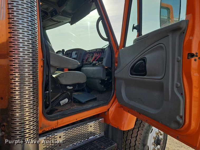 image for item EO7165 2003 International 7400 dump truck