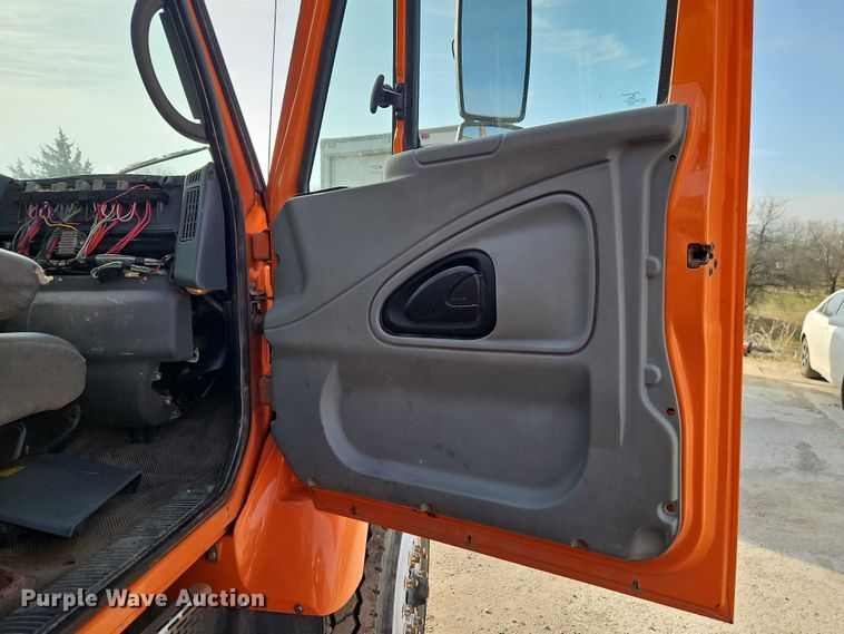 image for item EO7165 2003 International 7400 dump truck