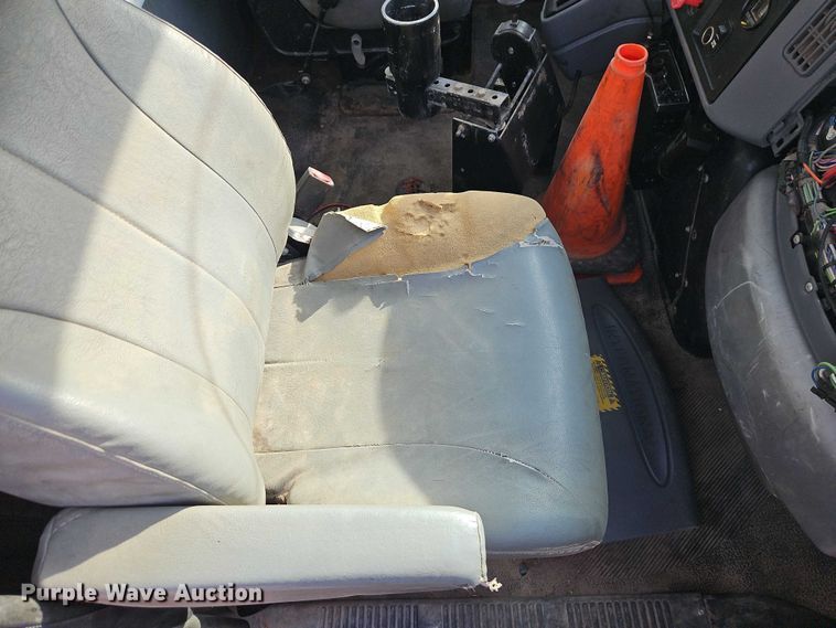 image for item EO7165 2003 International 7400 dump truck