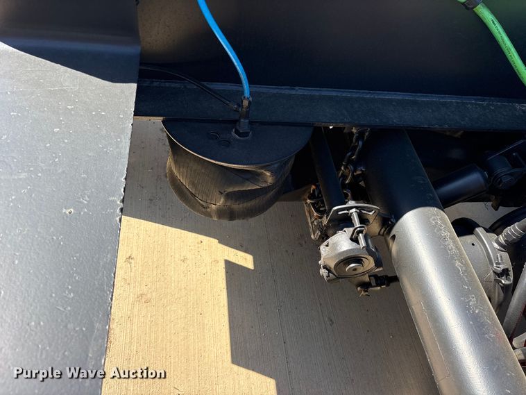 image for item ES8707 2007 Talbert T4DW60SA-HRG-1-T1 lowboy equipment trailer