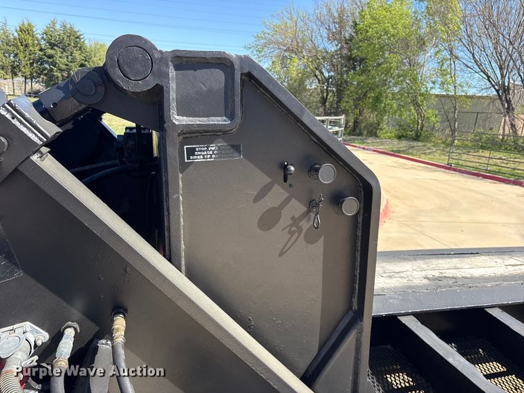 image for item ES8707 2007 Talbert T4DW60SA-HRG-1-T1 lowboy equipment trailer