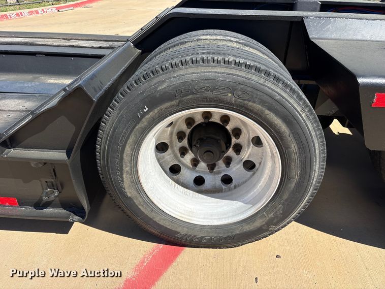 image for item ES8707 2007 Talbert T4DW60SA-HRG-1-T1 lowboy equipment trailer