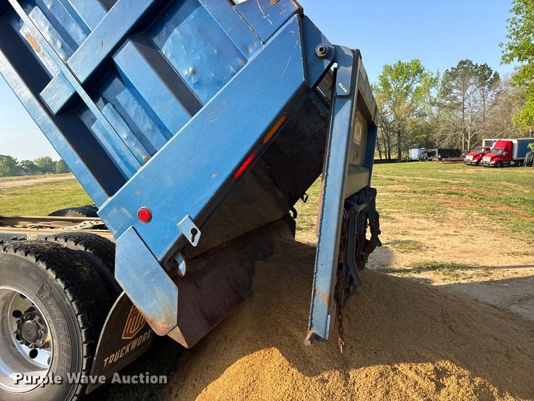 image for item ES8727 2016 Kenworth T370 dump truck