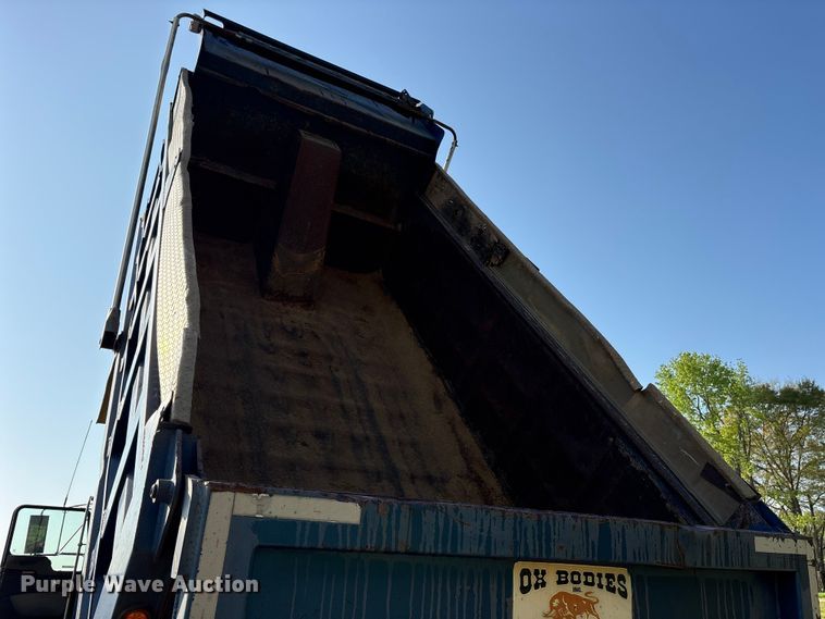 image for item ES8727 2016 Kenworth T370 dump truck