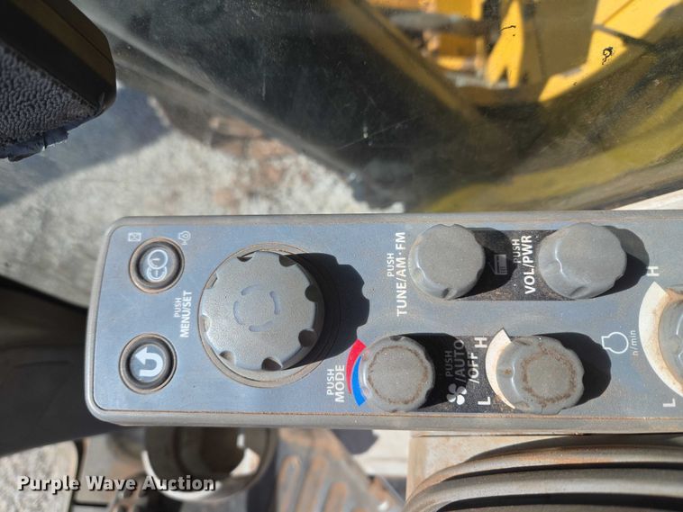 image for item ET1465 2015 John Deere 245G LC excavator