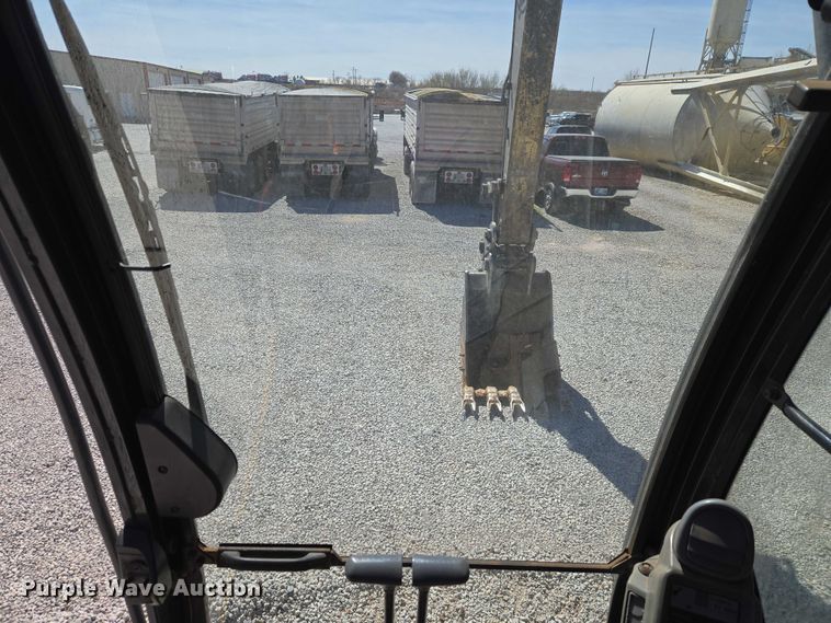 image for item ET1465 2015 John Deere 245G LC excavator