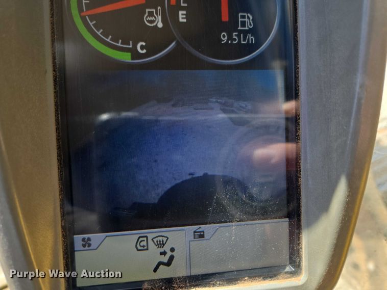 image for item ET1465 2015 John Deere 245G LC excavator