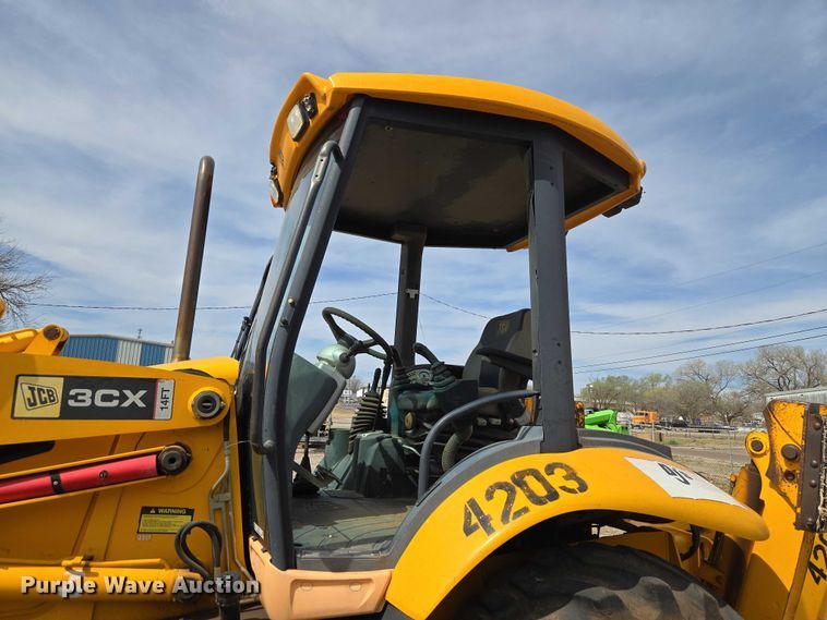 image for item ET1477 2006 JCB 3CX backhoe