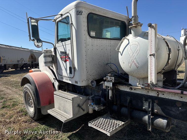 image for item ET1681 2007 Peterbilt 357 ready mix truck