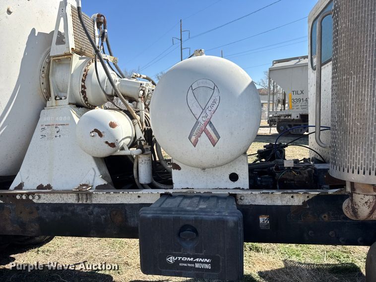 image for item ET1681 2007 Peterbilt 357 ready mix truck