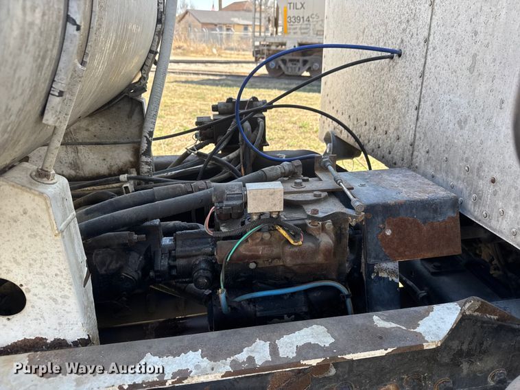 image for item ET1681 2007 Peterbilt 357 ready mix truck