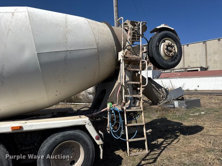 image for item ET1681 2007 Peterbilt 357 ready mix truck