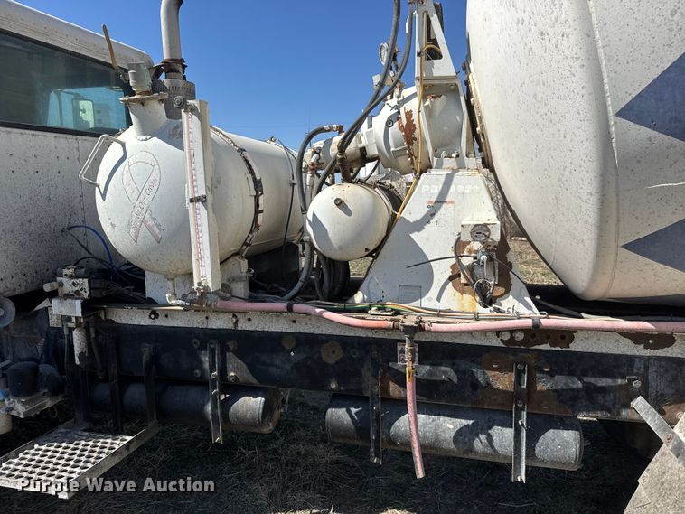 image for item ET1681 2007 Peterbilt 357 ready mix truck