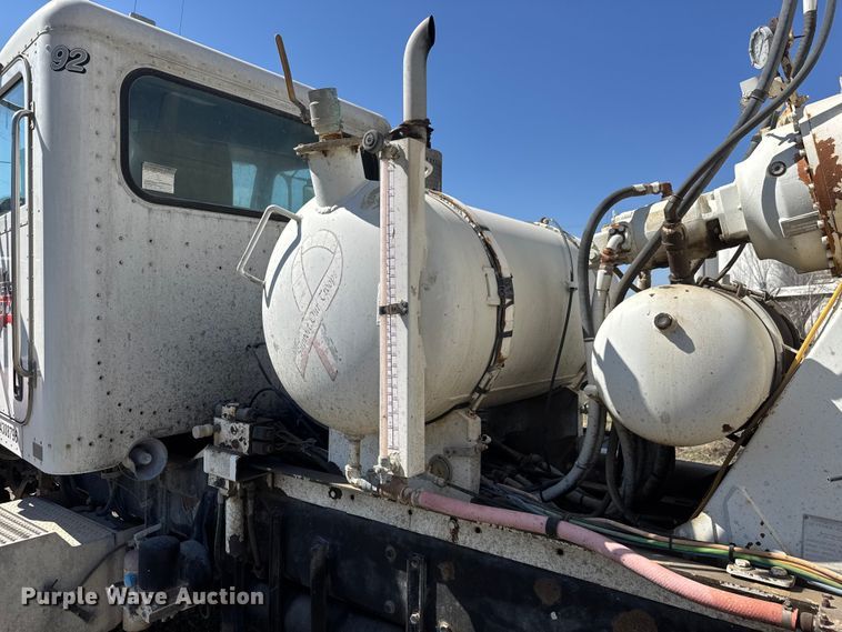 image for item ET1681 2007 Peterbilt 357 ready mix truck