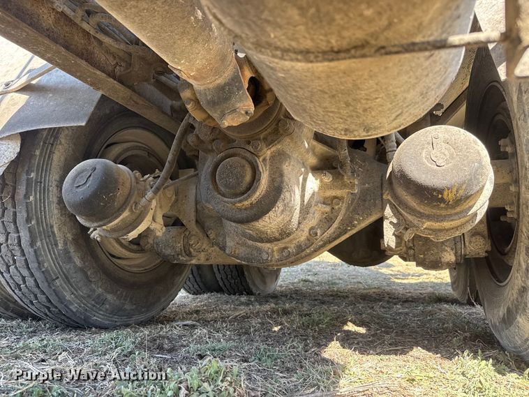 image for item ET1681 2007 Peterbilt 357 ready mix truck