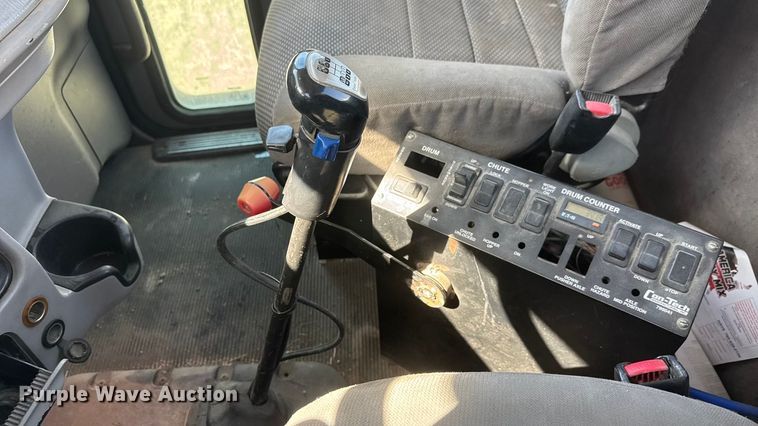 image for item ET1681 2007 Peterbilt 357 ready mix truck