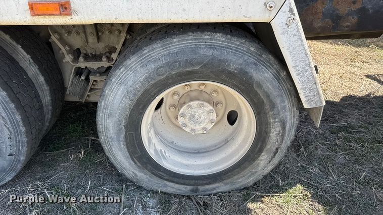 image for item ET1681 2007 Peterbilt 357 ready mix truck