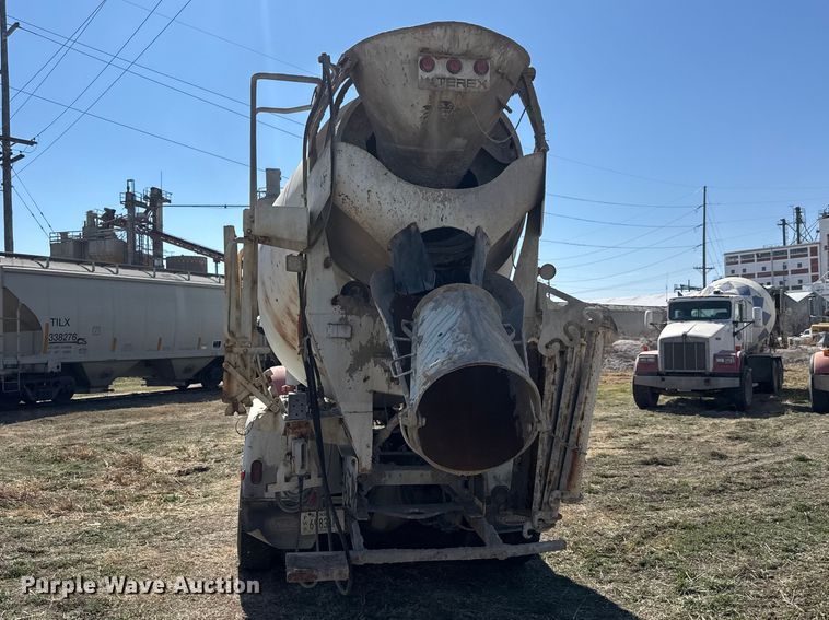 image for item ET1682 2007 Peterbilt 357 ready mix truck