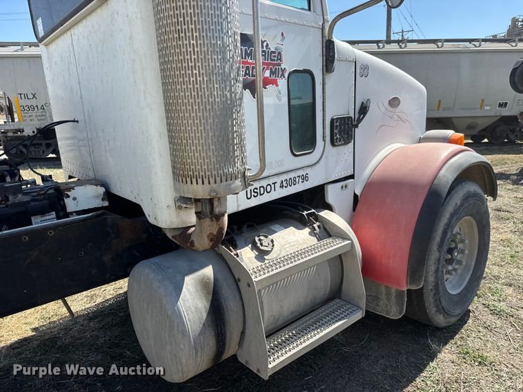 image for item ET1682 2007 Peterbilt 357 ready mix truck