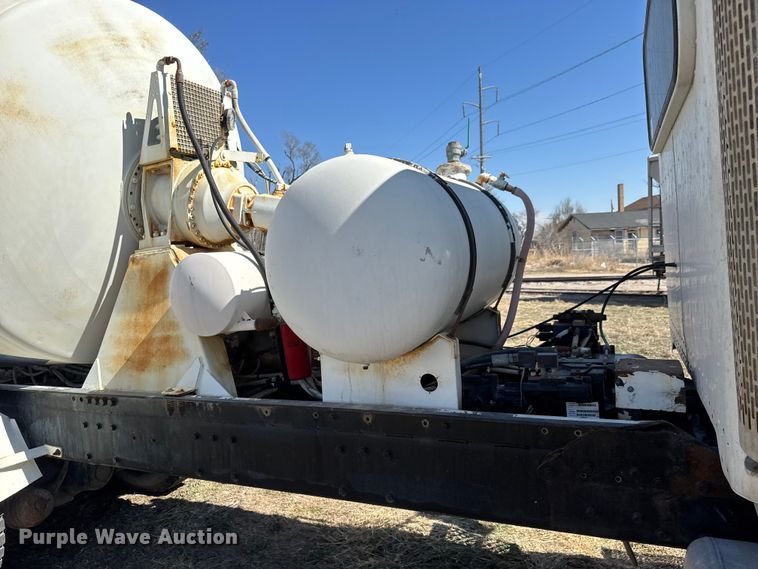 image for item ET1682 2007 Peterbilt 357 ready mix truck