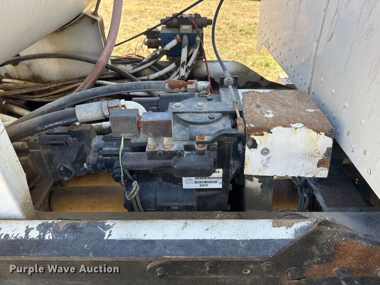 image for item ET1682 2007 Peterbilt 357 ready mix truck