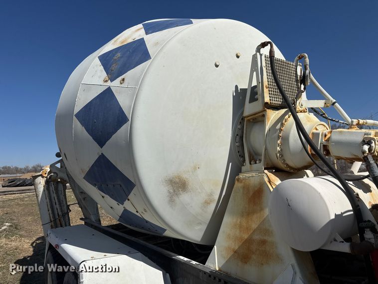 image for item ET1682 2007 Peterbilt 357 ready mix truck