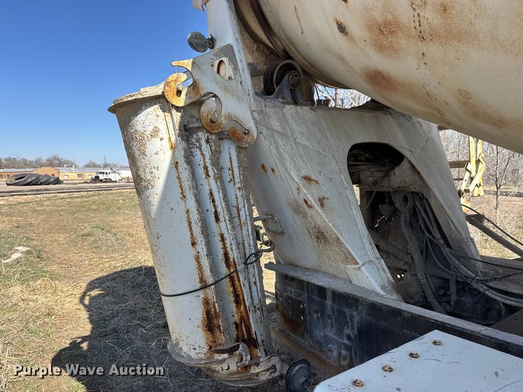 image for item ET1682 2007 Peterbilt 357 ready mix truck