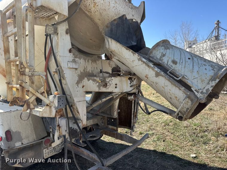 image for item ET1682 2007 Peterbilt 357 ready mix truck