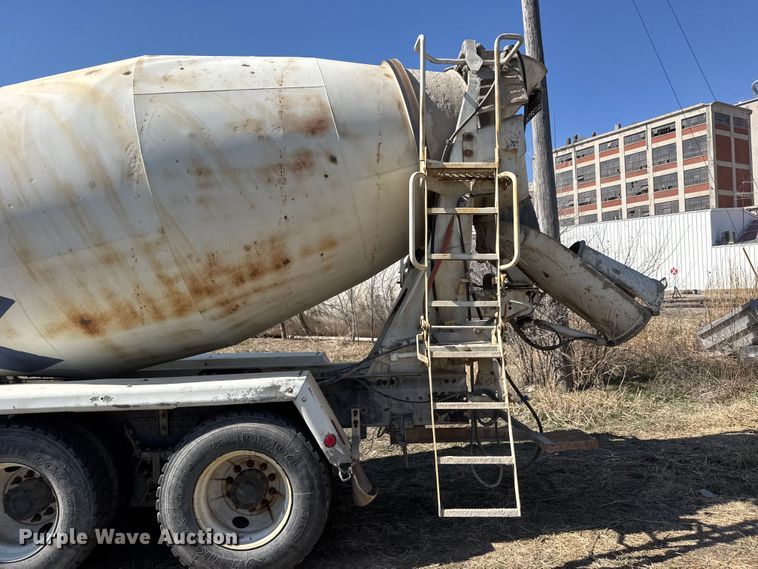 image for item ET1682 2007 Peterbilt 357 ready mix truck