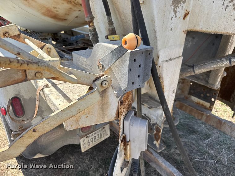 image for item ET1682 2007 Peterbilt 357 ready mix truck