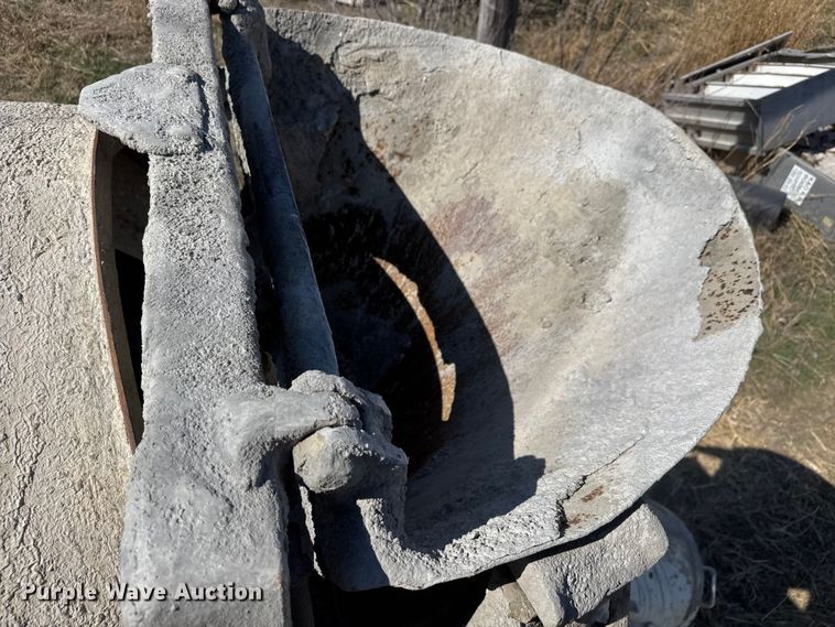 image for item ET1682 2007 Peterbilt 357 ready mix truck