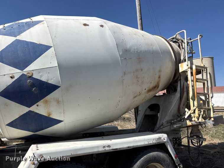 image for item ET1682 2007 Peterbilt 357 ready mix truck