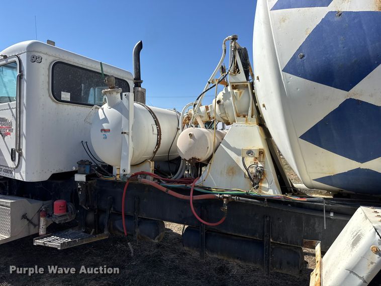 image for item ET1682 2007 Peterbilt 357 ready mix truck