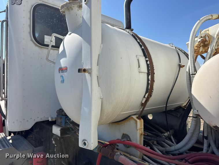 image for item ET1682 2007 Peterbilt 357 ready mix truck